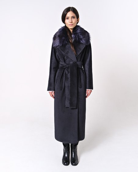 Пальто двубортное темного цвета из бархатной ткани