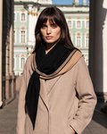 Косынка-капюшон черная с полосой песочного цвета и тесьмой