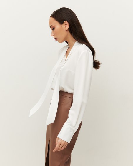 Блуза классическая бежевого цвета в винтажном стиле