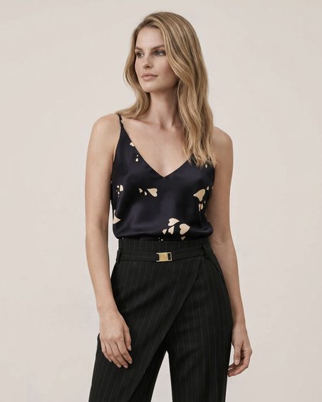 Топ на бретелях из итальянского шелка черного цвета с принтом сердца