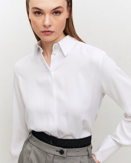 Блуза белого цвета в конструктивном стиле