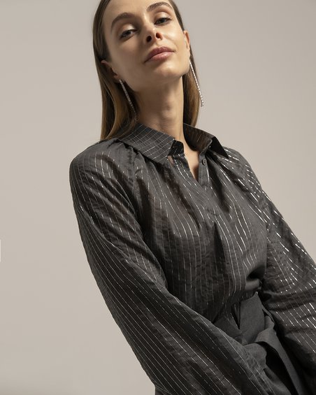 Блуза темного цвета с отложным воротником