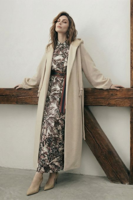 Пальто макси из водоотталкиващего бархата с капюшоном в кремовом цвете