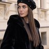 Берет с крупными стразами в черном цвете