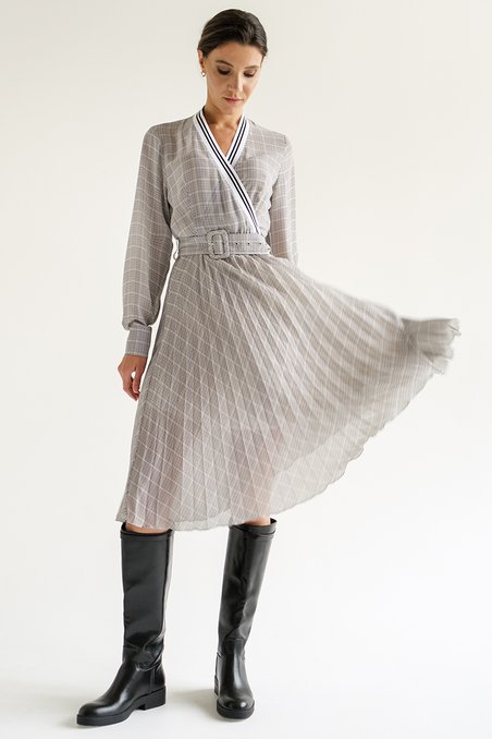 Платье с юбкой-плиссе и V-образным декольте