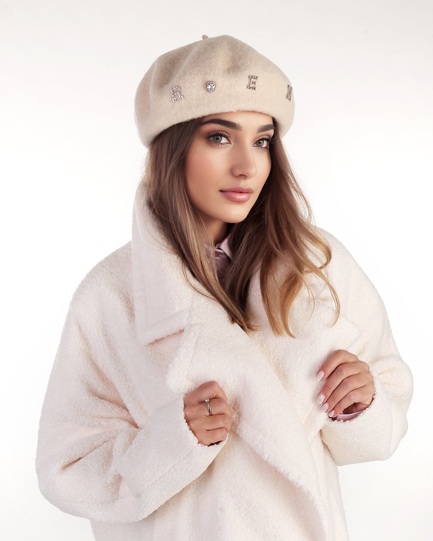 Берет с буквами в молочном цвете www.EkaterinaSmolina.ru