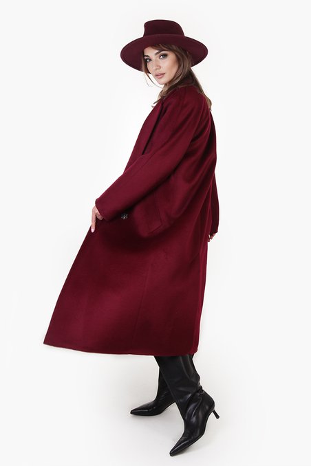 Пальто с цельнокроенным рукавом винного цвета
