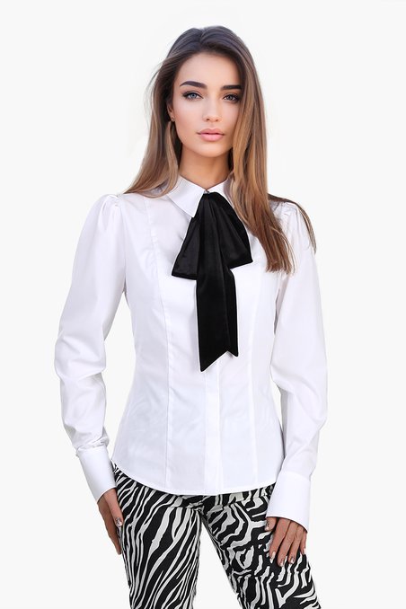 Приталенная рубашка с бархатным бантом, белая