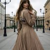 Тренч-гофре цвета карамель с патами и ремнем на пряжке и с вышивкой