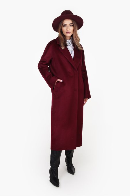 Пальто с цельнокроенным рукавом винного цвета