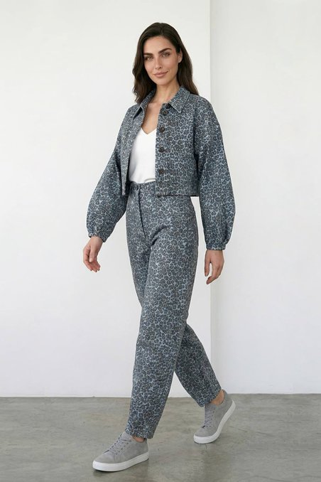 Бомбер джинсовый в принт «Леопард»