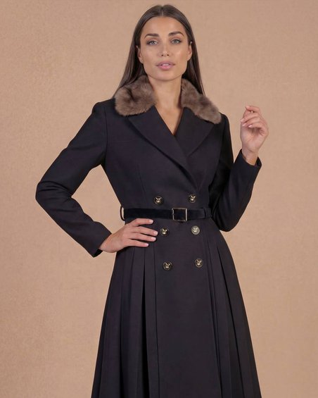Пальто с юбкой-плиссе и меховым воротником, цвет глубокий черный