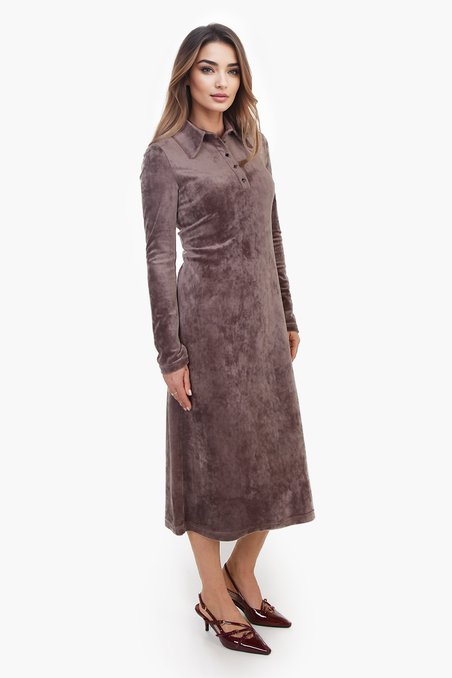 Платье из велюра цвета капучино