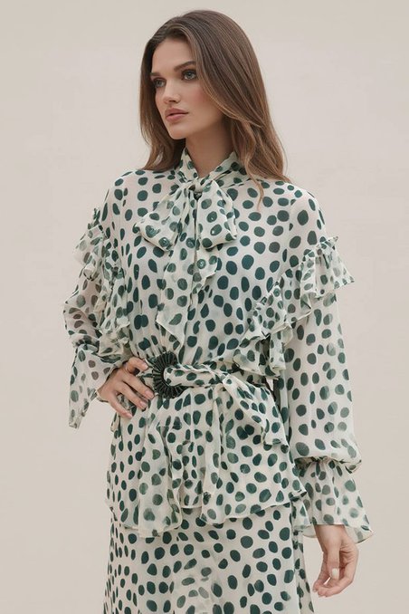 Блуза цвета айвори в зеленый горошек