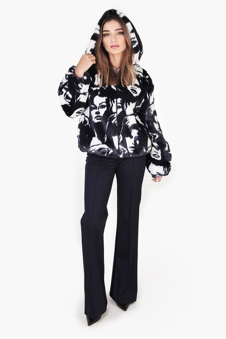 Полушубок из эко-меха с принтом “Лица”