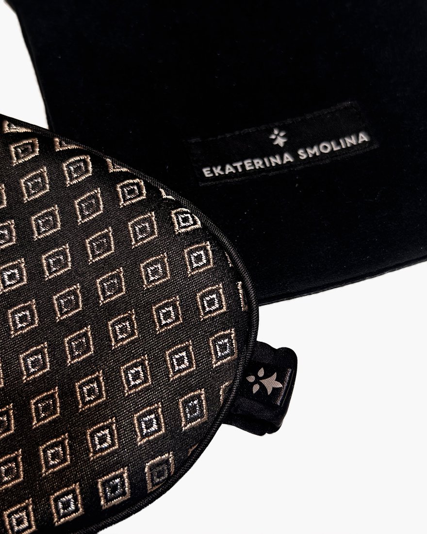 Маска для сна из жаккардовой ткани черная ромбы www.EkaterinaSmolina.ru