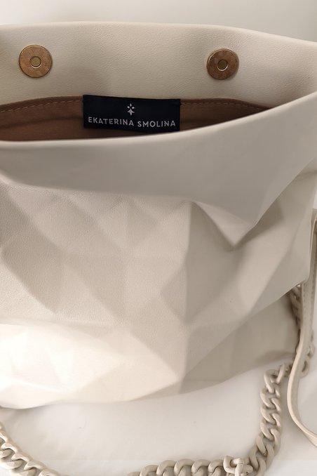 Сумка из фактурной эко-кожи с цепочкой, айвори