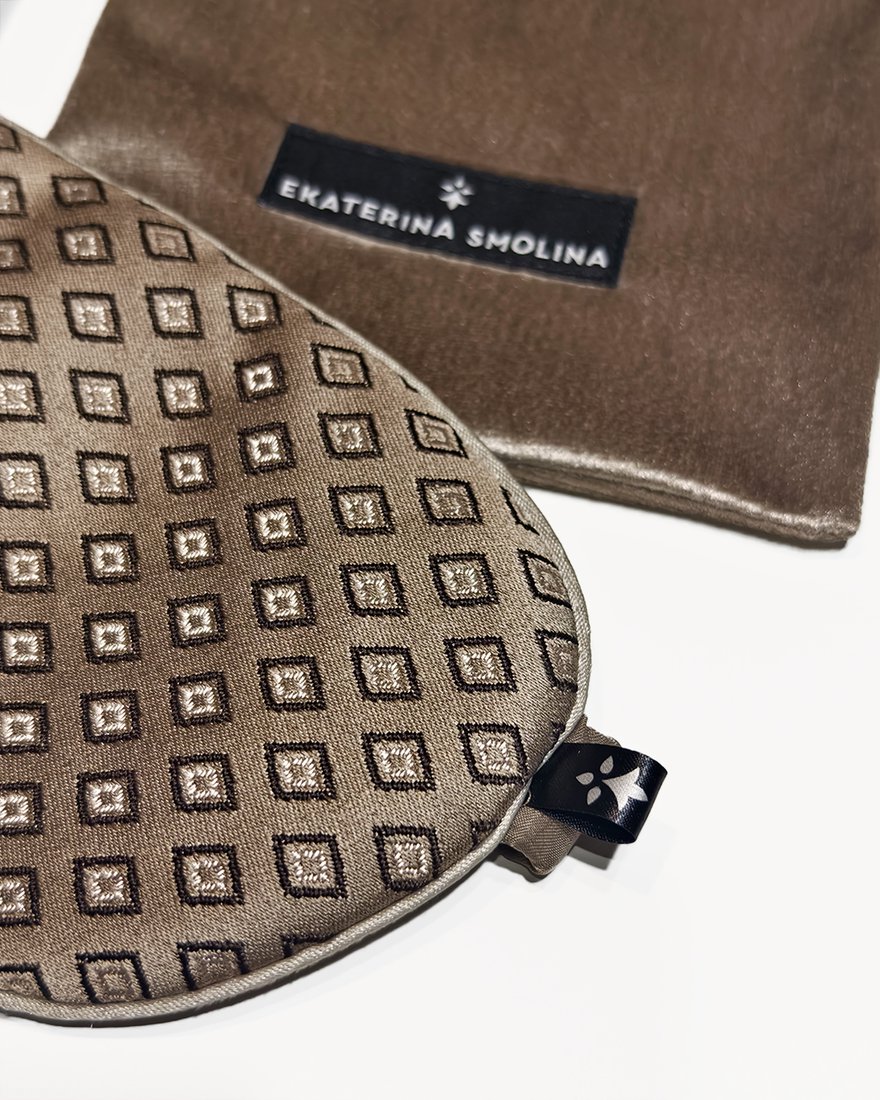 Маска для сна из жаккардовой ткани бежевая  ромбы www.EkaterinaSmolina.ru