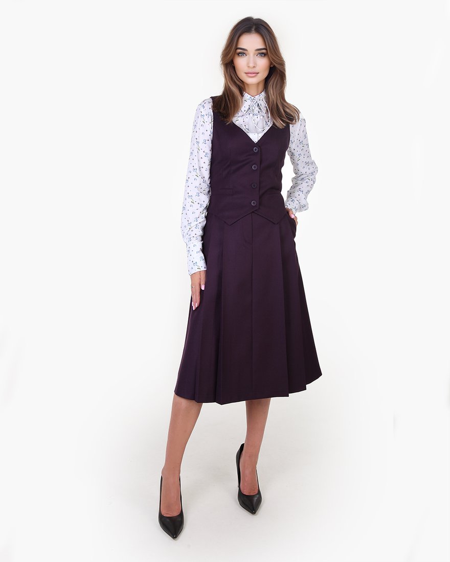 Жилет классического кроя, цвета темный пурпур www.EkaterinaSmolina.ru