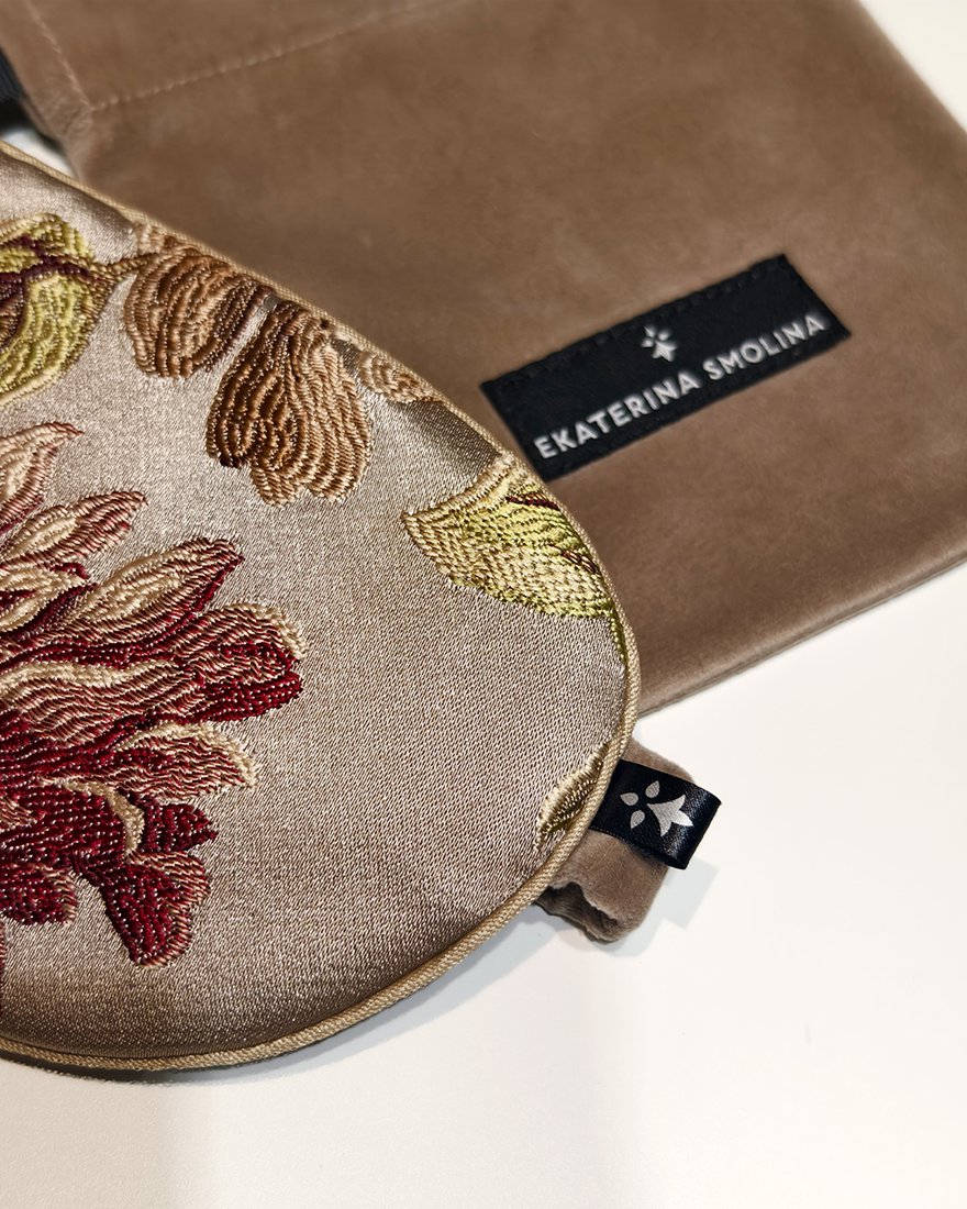 Маска для сна из жаккардовой ткани бежевая с цветами www.EkaterinaSmolina.ru