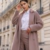 Пальто с цельнокроенным рукавом в цвете миндаля с меховым воротничком.
