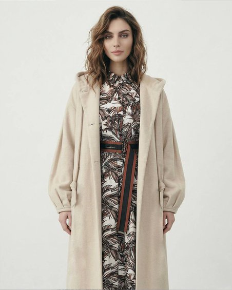 Пальто макси из водоотталкиващего бархата с капюшоном в кремовом цвете