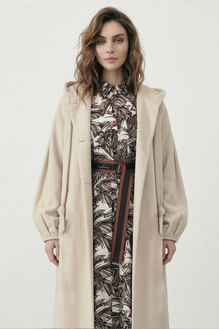 Пальто макси из водоотталкиващего бархата с капюшоном в кремовом цвете