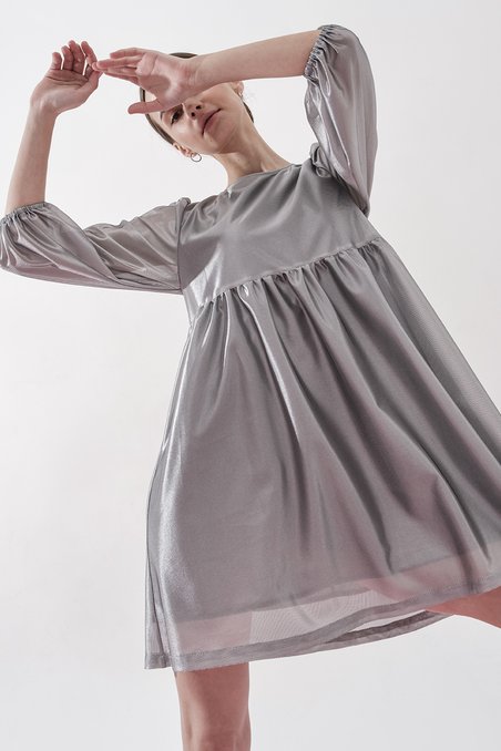 Платье серебряного цвета с воланами