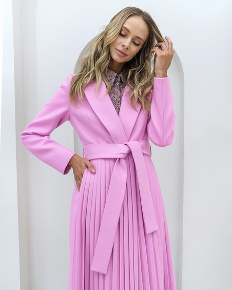 Пальто классическое розового цвета с юбкой-плиссе
