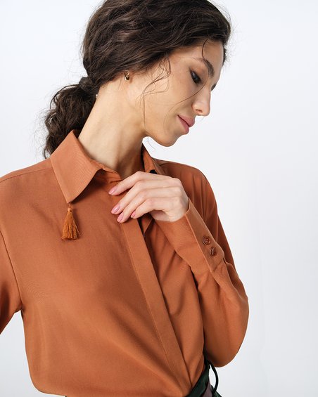 Блуза классическая песочного цвета с рукавом длиной до запястья