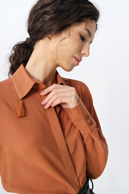 Блуза классическая цвета какао на пуговицах скрытых в планке
