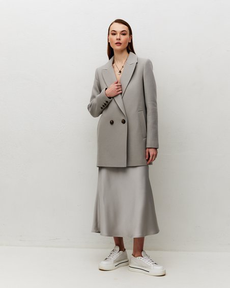 Пальто двубортное дымчато-серого цвета в стиле минимализм