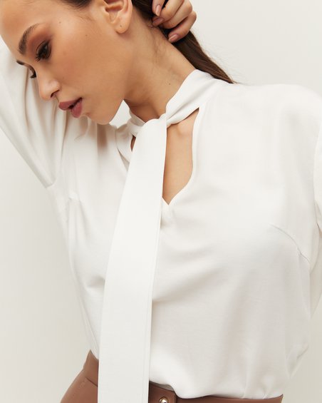 Блуза в стиле нью лук с рубашечным рукавом