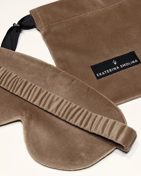 Маска для сна из жаккардовой ткани бежевая  с цветами