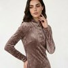 Платье из велюра цвета капучино