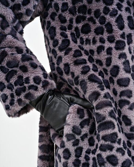 Пальто двубортное темного цвета с крупными лацканами