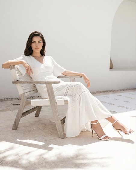 Платье с ажурным шитьем и рукавами-крылышками, белоснежное