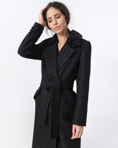 Пальто двубортное темного цвета в городском стиле