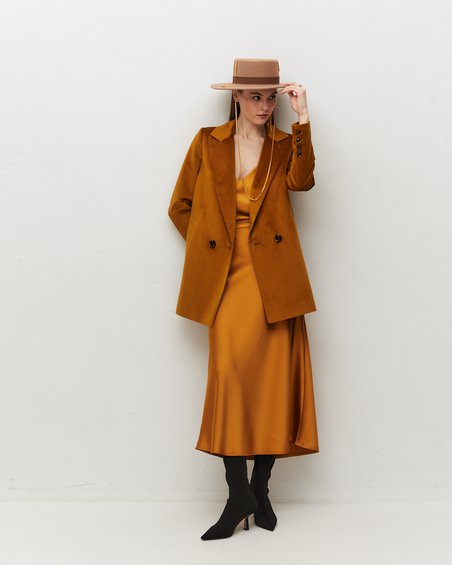 Пальто двубортное яркого цвета из бархатной ткани