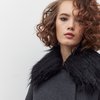Пальто с юбкой-плиссе и кожаной сумочкой.