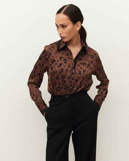 Блуза удлиненная темного цвета с рукавом длиной до запястья