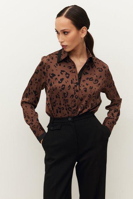 Блуза удлиненная коричневого цвета с разрезом сбоку
