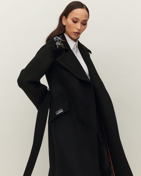 Пальто двубортное темного цвета с расклешенной юбкой