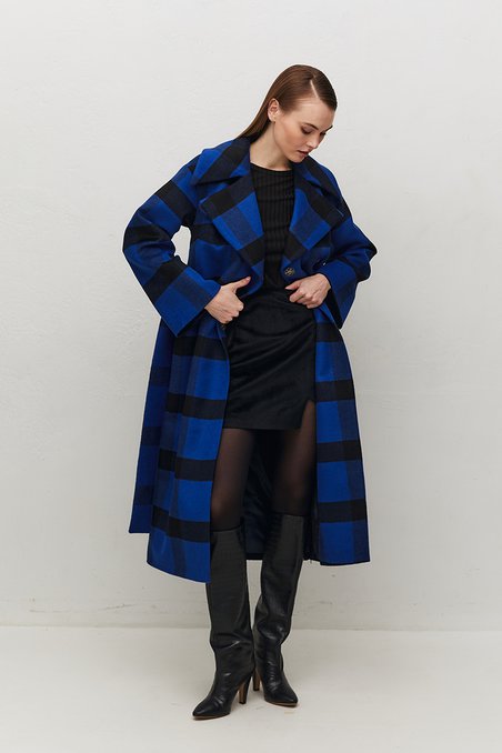 Пальто двубортное темно-синего цвета со спущенным рукавом