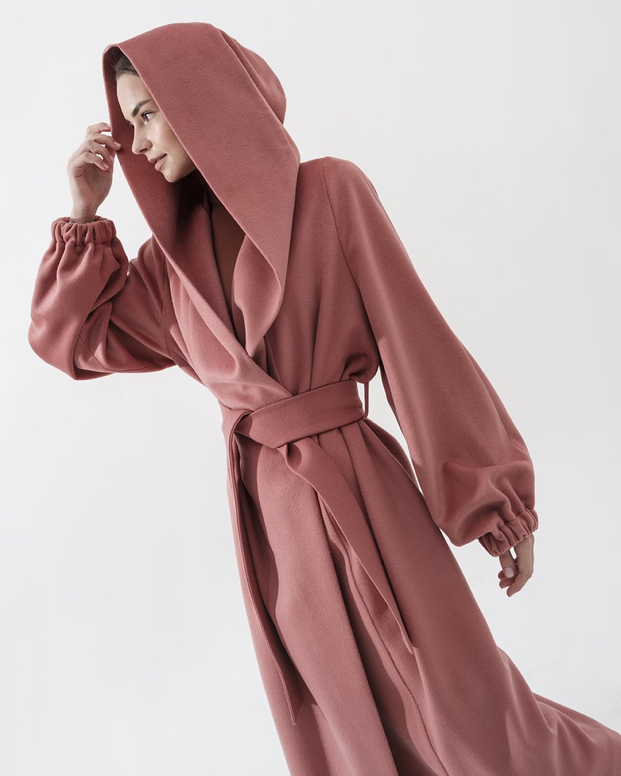 Пальто-кардиган розового цвета с капюшоном www.EkaterinaSmolina.ru