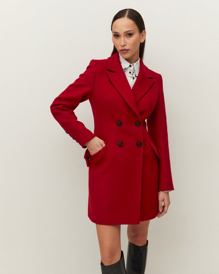 Пальто классическое крарминно-красного цвета с v-образным вырезом горловины