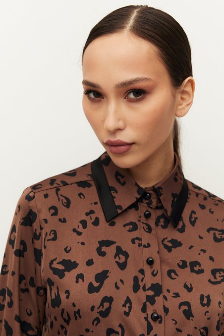 Блуза удлиненная цвета мокко с ярким принтом