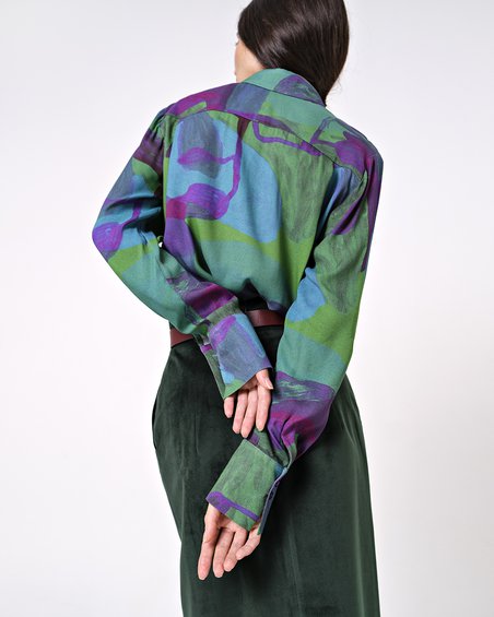Блуза классическая яркого цвета из вискозной ткани