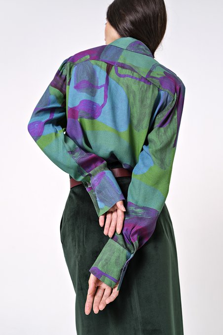 Блуза классическая сливого цвета с отложным воротником со стойкой
