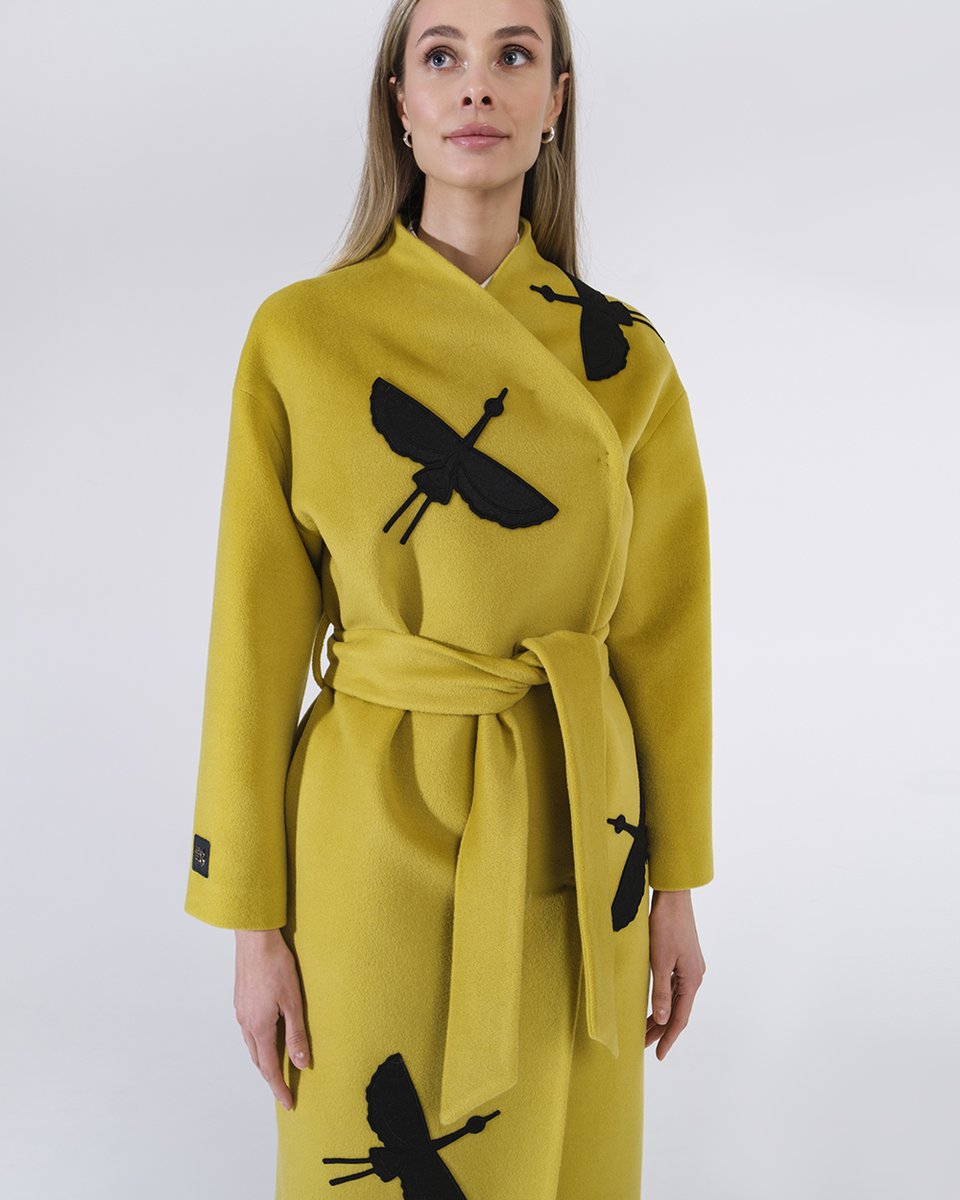 Пальто цвета крайола с аппликацией "Журавли"